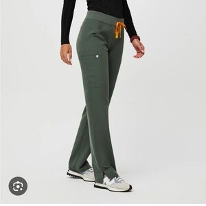 Figs Kade HIGH WAISTED, PETITE scrub pants.